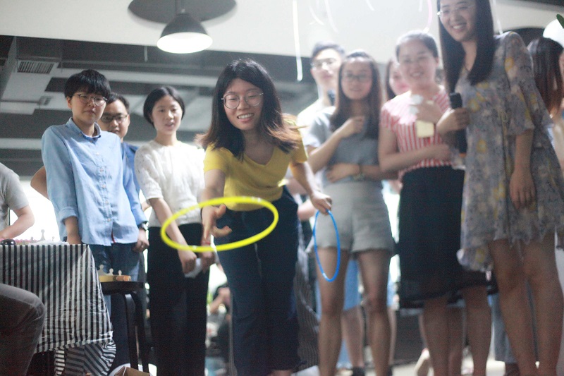 看圈？看腿？差点砸我脸上.jpg